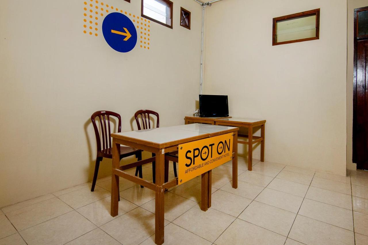 Spot On 2076 Hotel Stadion Berastagi Exterior foto